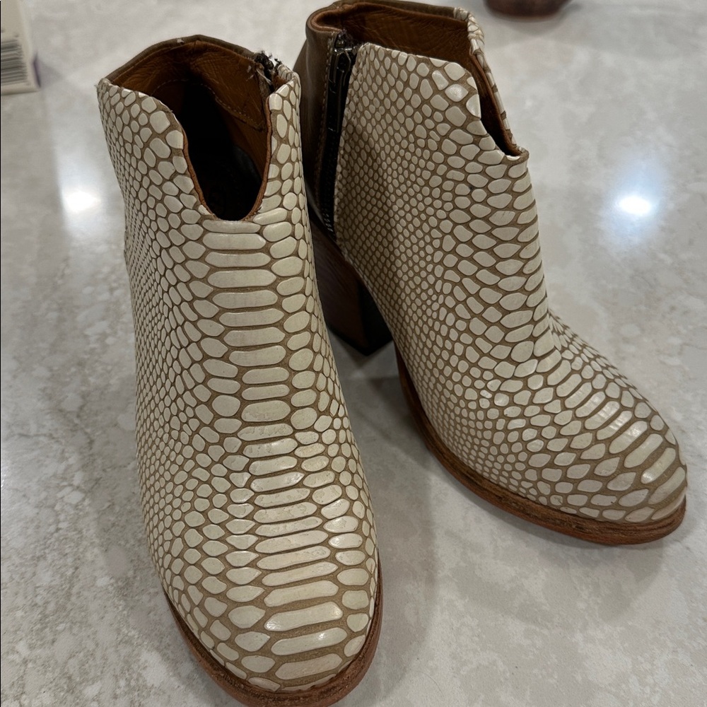 Freebird Detroit White Snakeskin Ankle Boots 7